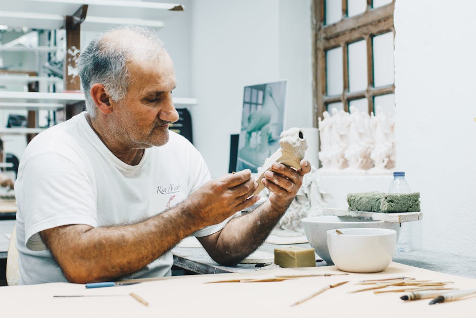 Beyaz Mürettebat Yakalı Tişört Tutan Adam