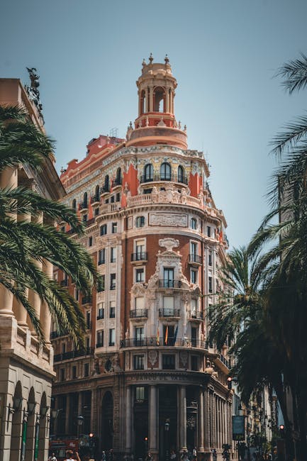 Valencia'da bulunan tarihi bir mimari şaheser, incelikli tasarımı ve şehir atmosferini sergiliyor.