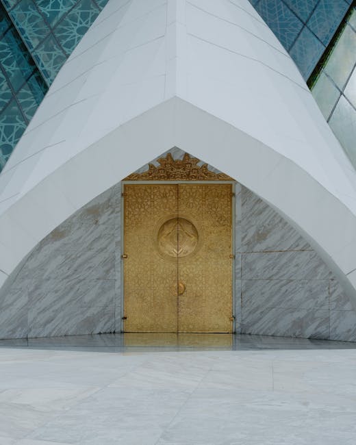 Bandung'daki Mescid Raya Al Cabbar'ın altın kapısının yer aldığı modern İslam mimarisi.